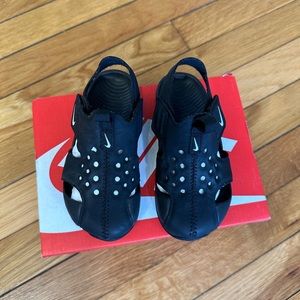 Nike Toddler Water Shoe. Size 8